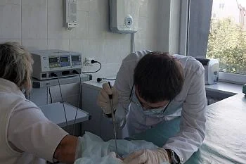 Больше ста пациентов ежемесячно получают помощь в Пионерском благодаря новому электрохирургическому аппарату